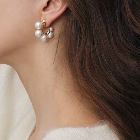 🔅🆕🔅Elegant Classic Pearl Huggie Cuff Hoops Earrings✨ - Picture 5 of 13